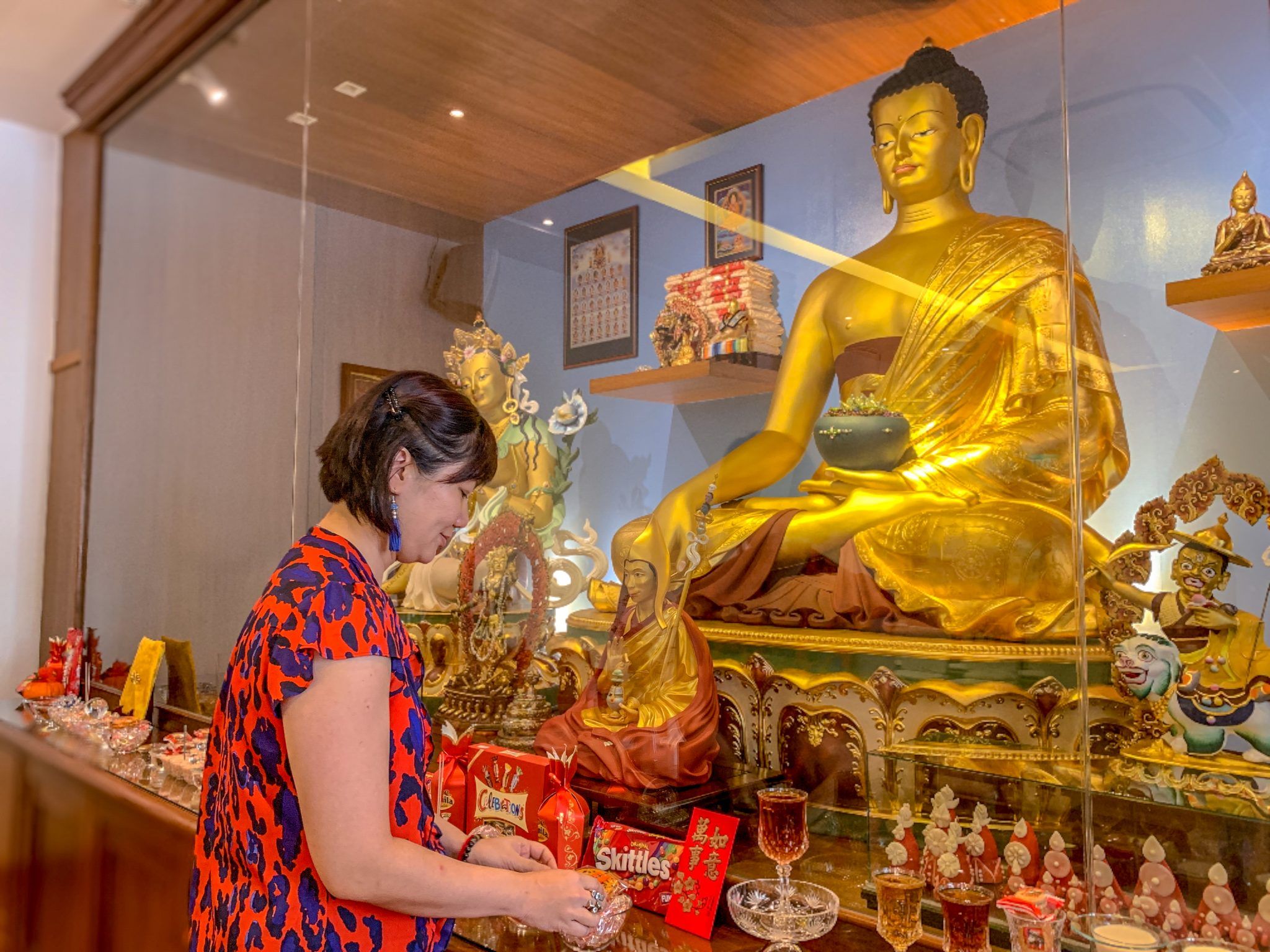 Buddha Statue und Frau in Singapur