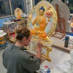 Bénévole travaillant au Studio d'art sur les Bouddhas de la Confession
