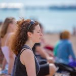 femme meditant a la plage