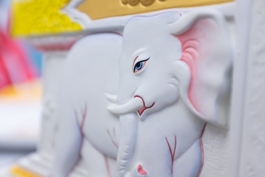 Un elefante, parte del trono de Buda