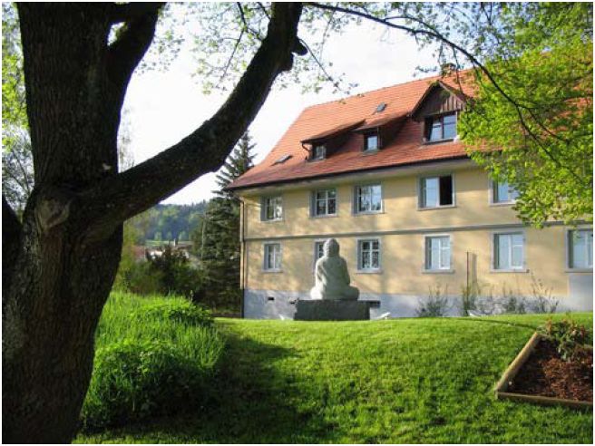 Wohnhaus mit Stein-Buddha